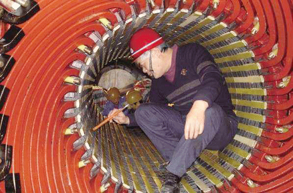 西安泰富西玛电机吴高治、刘长安、张卫华荣获西安市劳动模范荣誉称号。