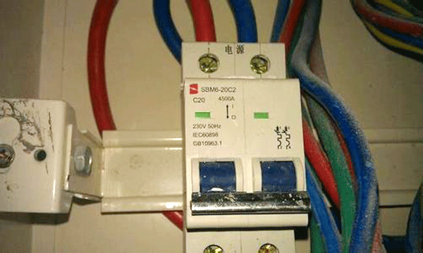 漏电?；ぷ爸檬窃斐晌靼参髀甑缁捣鄙栈俚脑?。