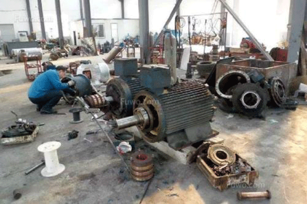 西安西玛电机驱动轴修理中轴向间隙的测量。