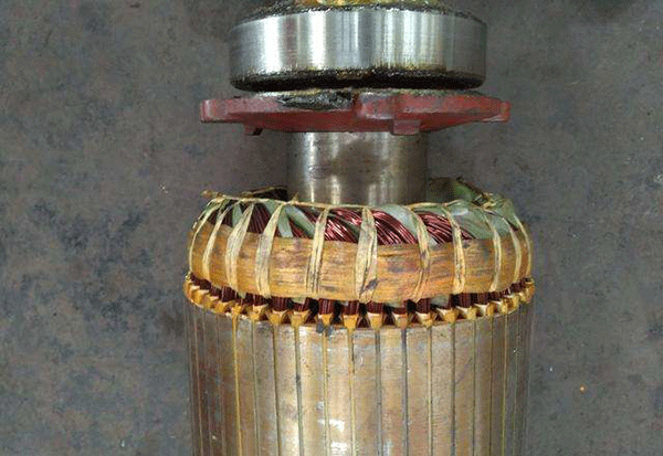 西安电机厂技术员关于高压电机端部捆扎的重要性分析。