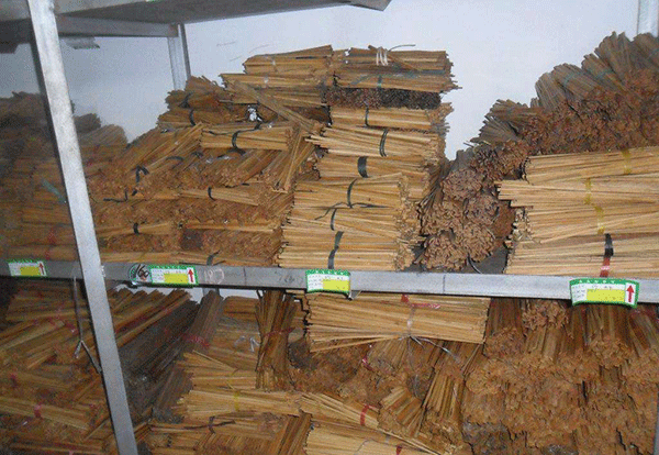 不正确安装磁性槽楔可能导致高压电机产生电气故障。