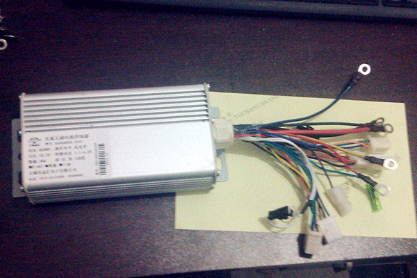 Z2直流电机控制器的安装过程分享。