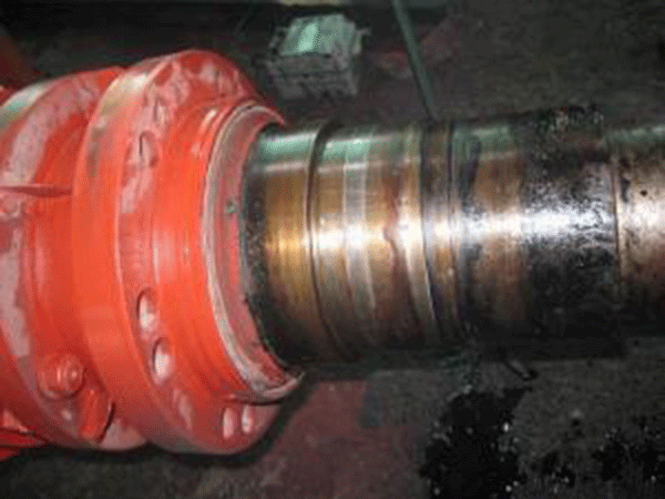 如何检查高压电动机的通风和轴承的润滑是否正常？