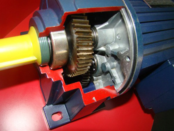 机械装配西玛电机时,轴头装链轮可涂抹黄油,可更快装配好。