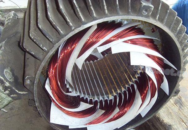 一台返厂大修的电机刚刚缠绕好线圈 一台返厂大修的电机刚刚缠绕好线圈