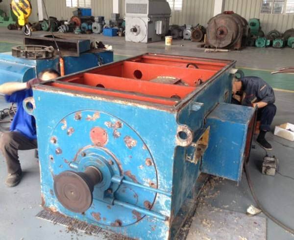 一台在西玛电机售后服务中心等待维修的三相异步电动机 一台在西玛电机售后服务中心等待维修的三相异步电动机