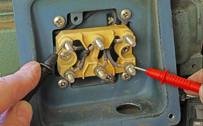 图为电工在测量西玛电机绝缘电阻的照片 图为电工在测量西玛电机绝缘电阻的照片